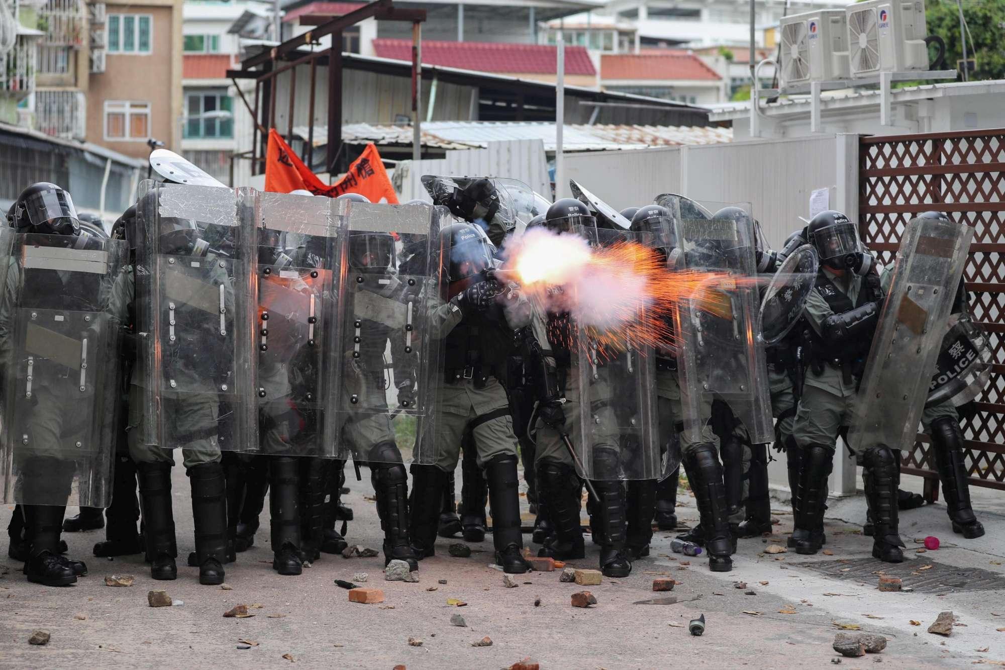 Hong Kong, continuano le proteste: scontri tra manifestanti e polizia