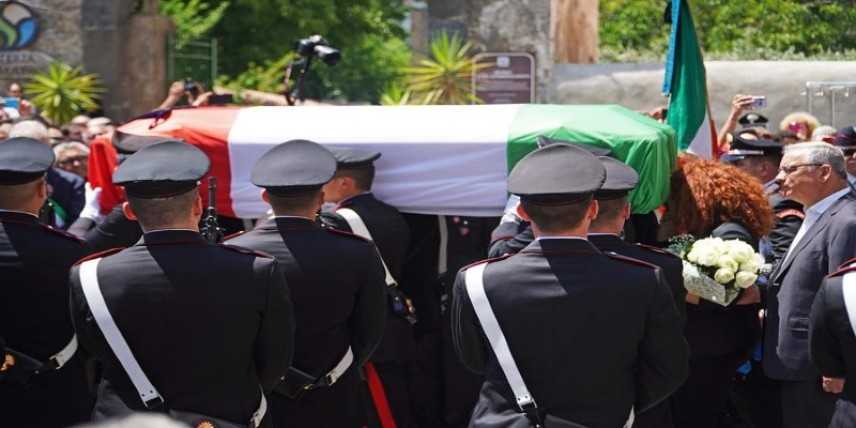 Una Grande folla al funerale del carabiniere ucciso