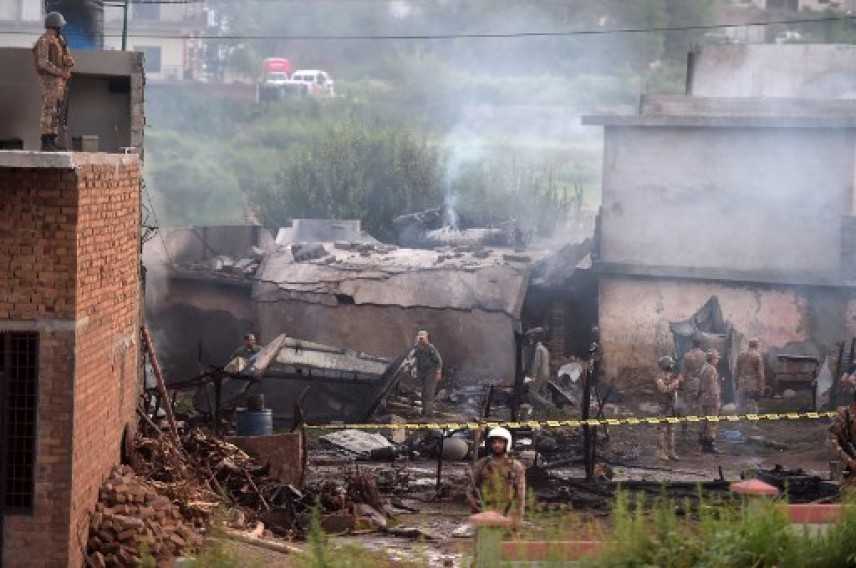Pakistan, aereo militare precipita su zona residenziale: 17 morti