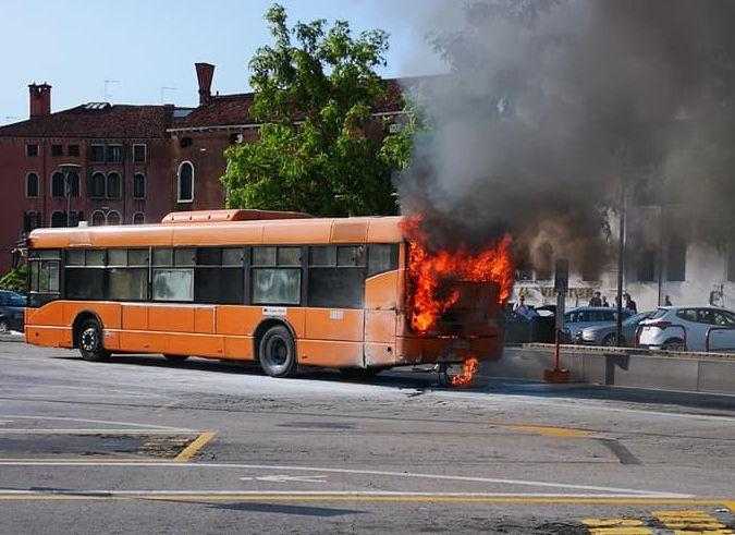 Venezia, autobus in fiamme: nessun ferito