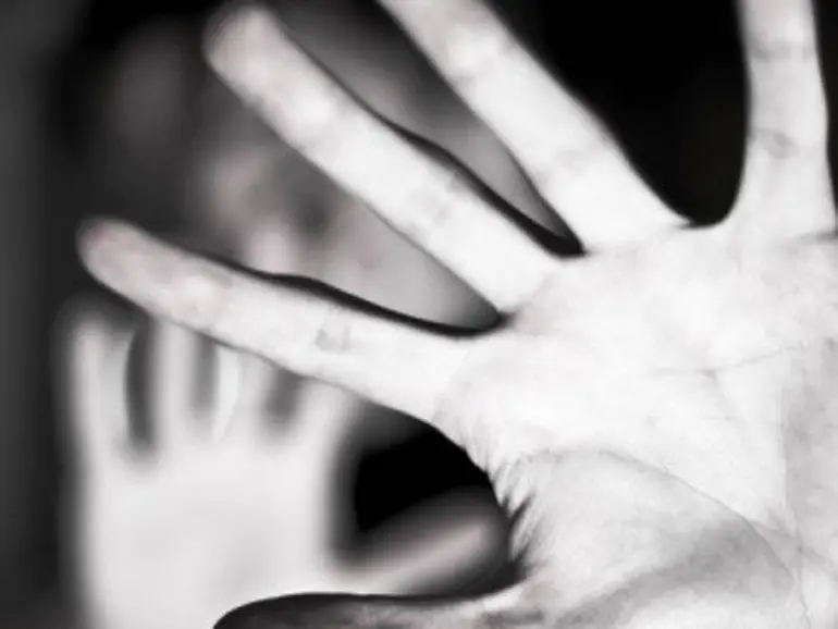 Bibbiano, 63enne ai domiciliari per violenza sessuale e maltrattamenti in famiglia
