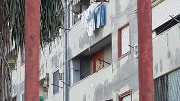 Pozzuoli (Na), barricato in casa con bombole gas, situazione pericolosa