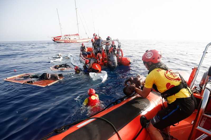 Migranti: Open Arms salva altri 69 naufraghi; ora si cerca un porto sicuro