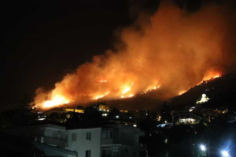 Incendi: fiamme nel palermitano, a rischio abitazioni, immane lavoro dei VVF e Forestale