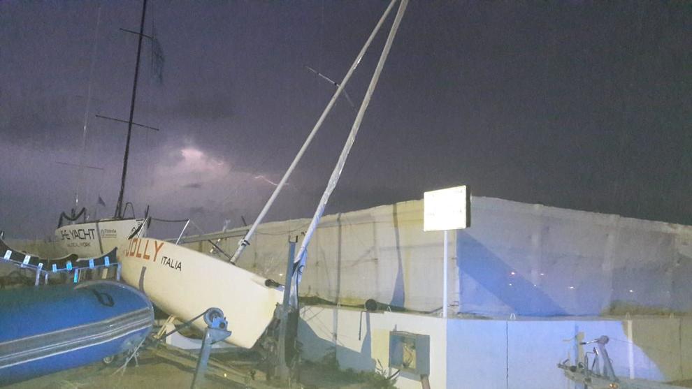 Maltempo: tempesta di vento sulla costa marchigiana. Oltre cento interventi dei VVF