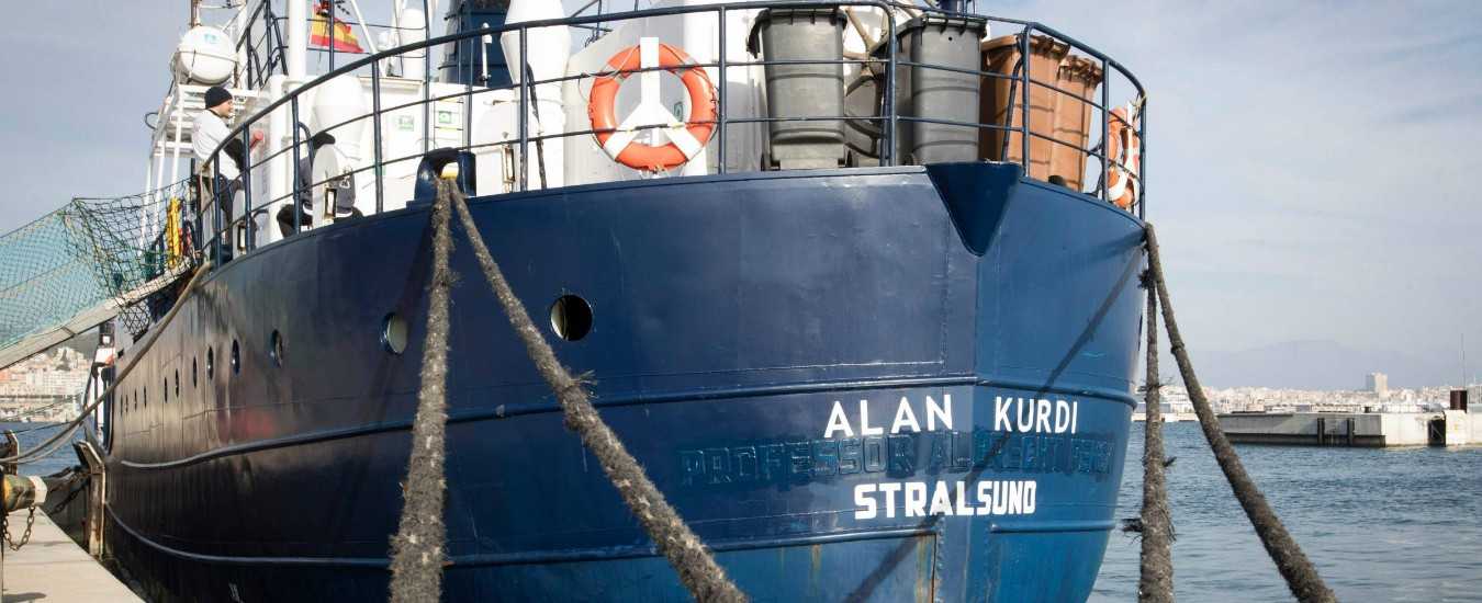 Migranti: applausi e urla sulla Alan Kurdi a notizia sbarco