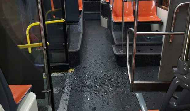 Nuovo raid su bus Napoli, in frantumi vetro uscita emergenza