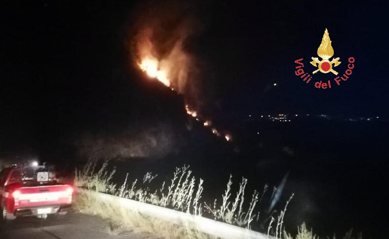 VVF impegnati notte e giorno nella lotta agli incendi boschivi