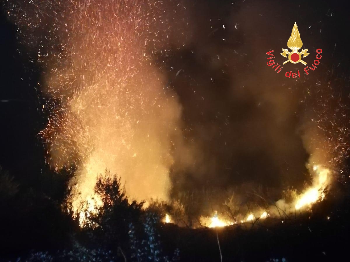 VVF impegnati notte e giorno nella lotta agli incendi boschivi