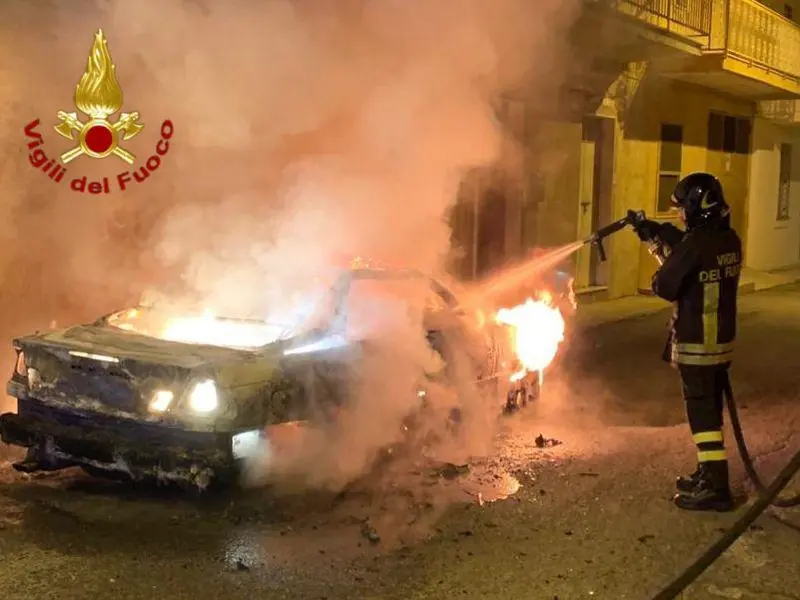 Divampata autovettura a Isola Capo Rizzuto a rischio abitazioni, sul posto i VVF e Carabinieri