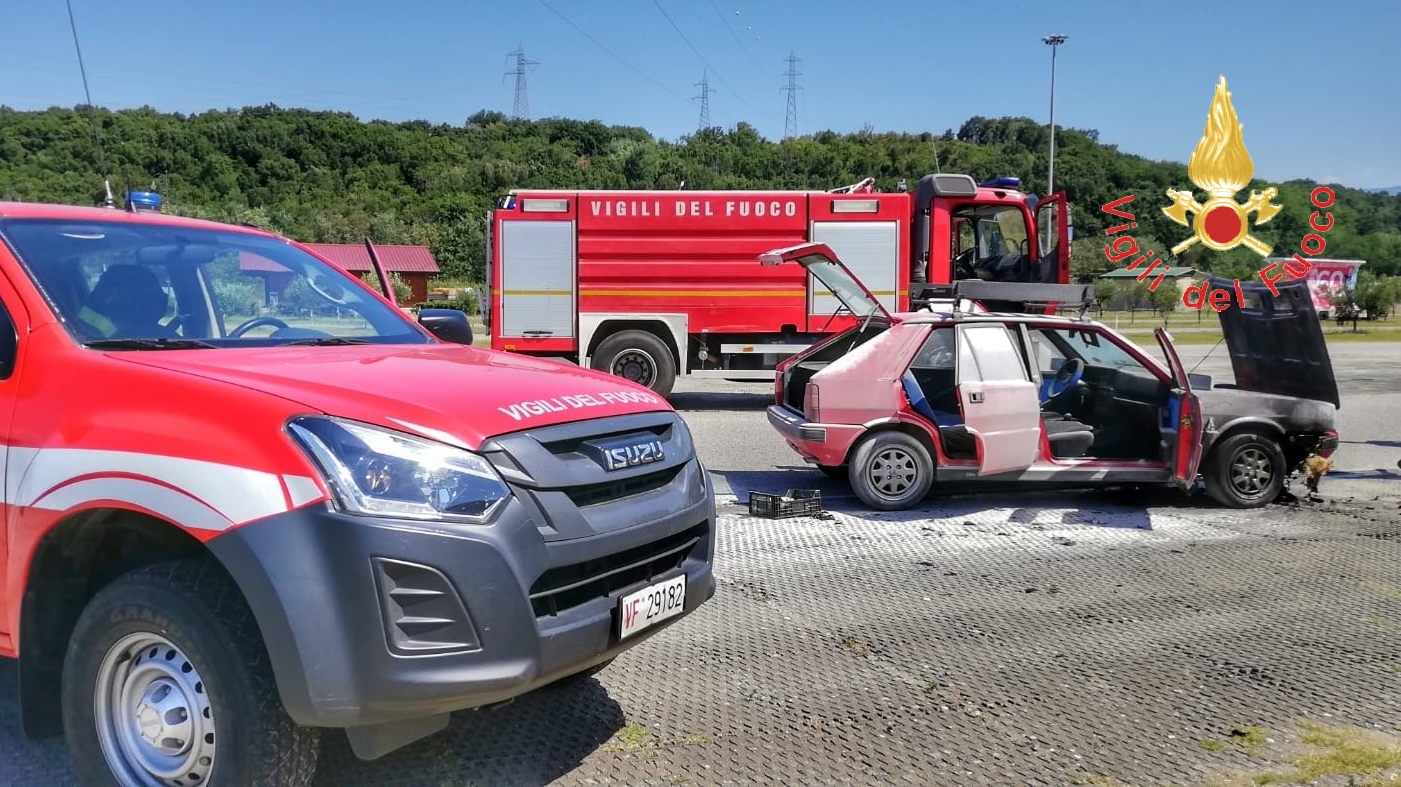 Paura nel parcheggio CC Due Mari, divampata auto  intervento dei VVF