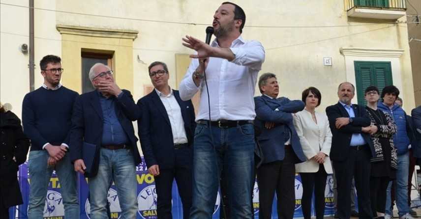 Salvini a Termoli, sostenitori 'giusto aprire crisi' 'Non si fa mettere i piedi in testa'