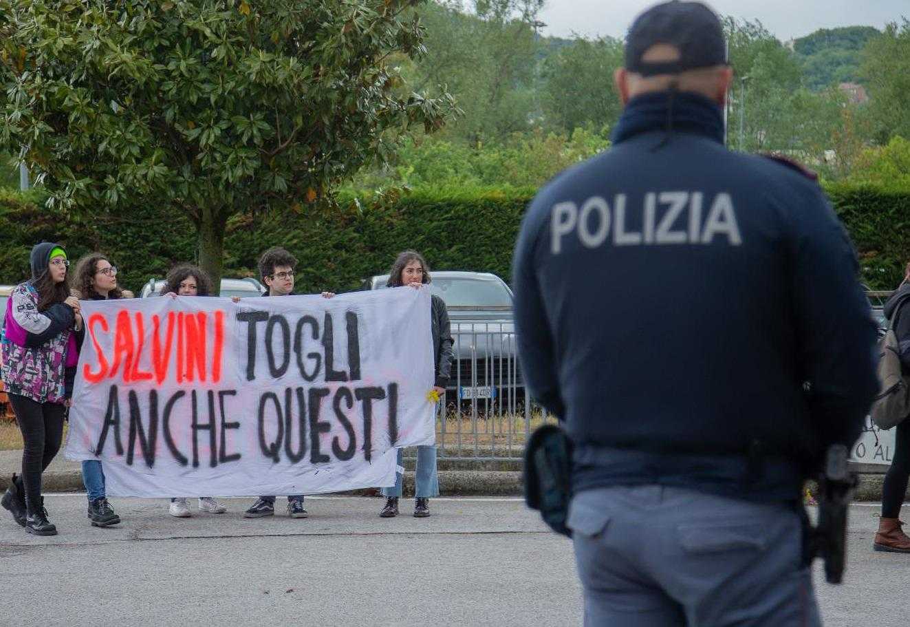 Striscioni contro Salvini a Policoro, 'ingresso 5 rubli'. 'Momenti di tensione'