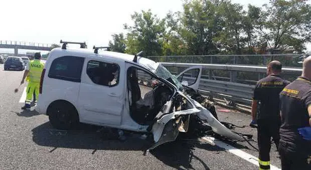 Tragedia su A2, incidente stradale, morto padre e figlio in viaggio a casa per le ferie