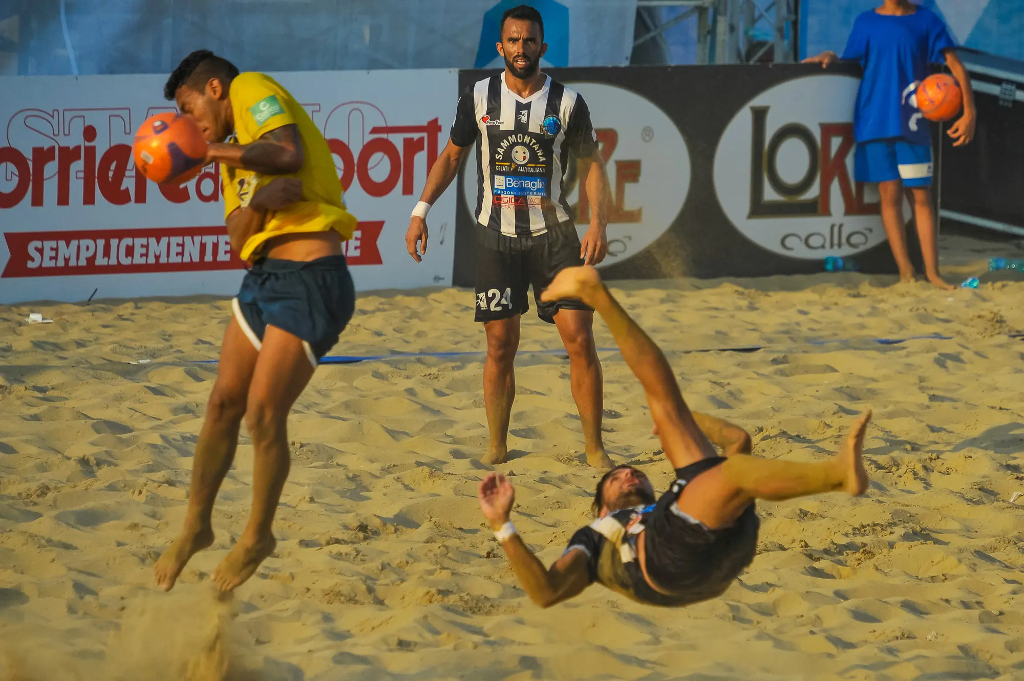 Beach Soccer. Serie Aon: Viareggio-Happy Car Samb, sfida per il tricolore