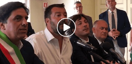 Salvini giunto in municipio Catania, manifestanti pro-contro Video