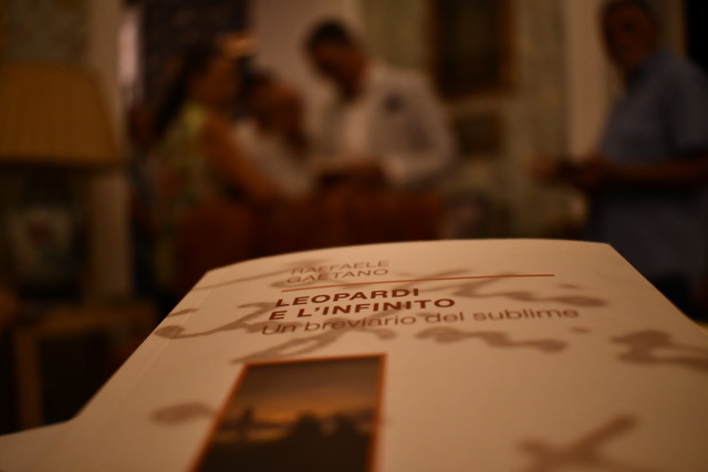 «Leopardi e L’Infinito» di Raffaele Gaetano presentato nel Palazzo Carratelli di Amantea