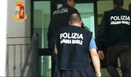 Maltratta e incendia la casa della compagna, arrestato