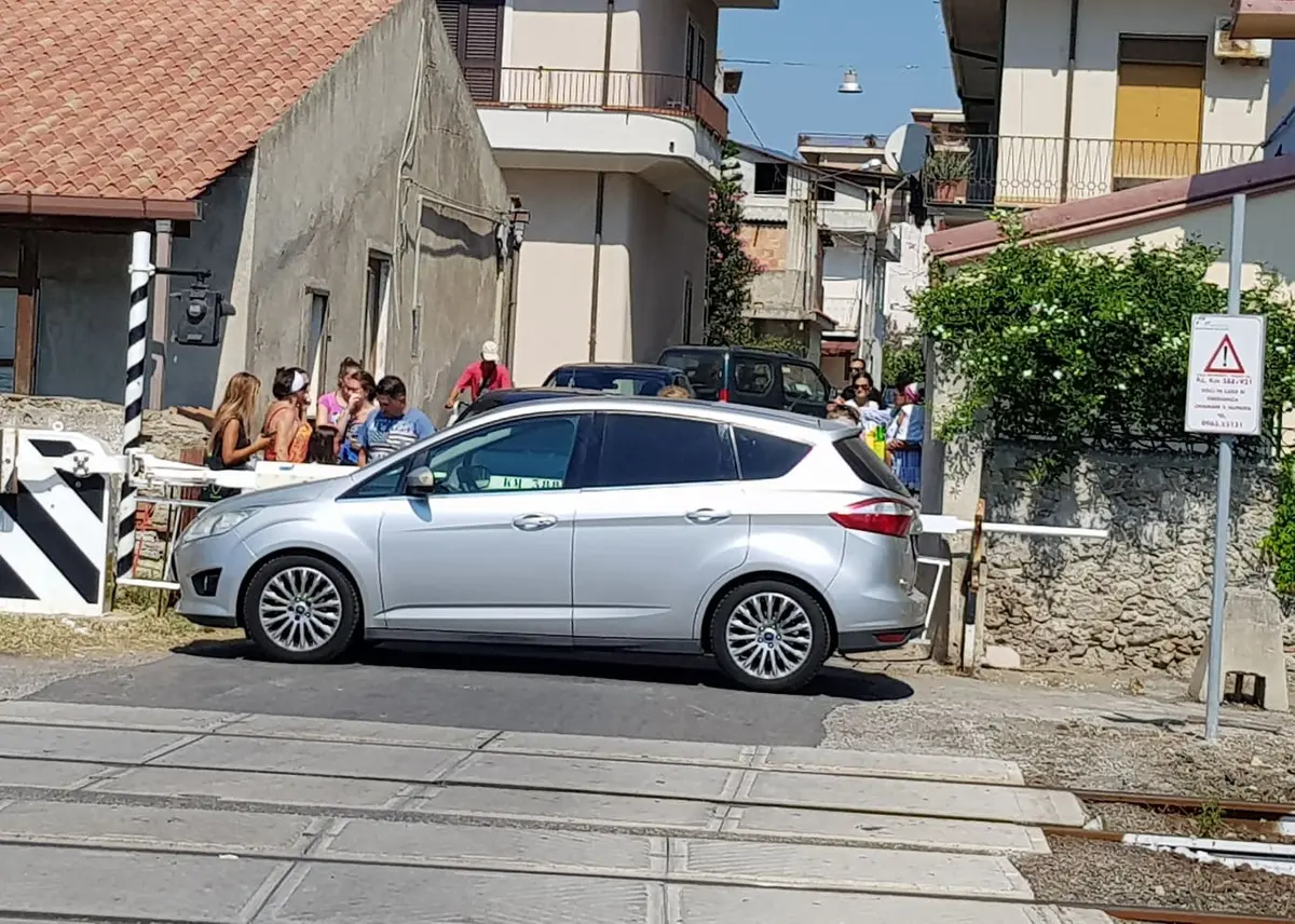 Bovalino (Rc): macchina sui binari. Decisiva la prontezza di riflessi del conducente