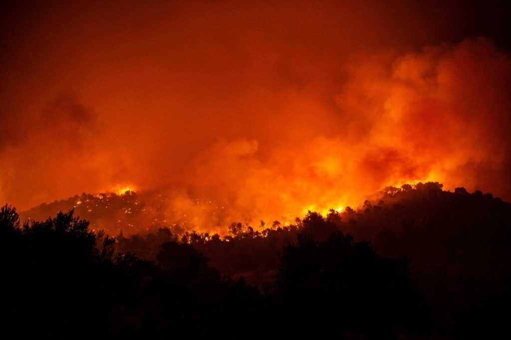 Grecia: continua a bruciare l’isola di Evia