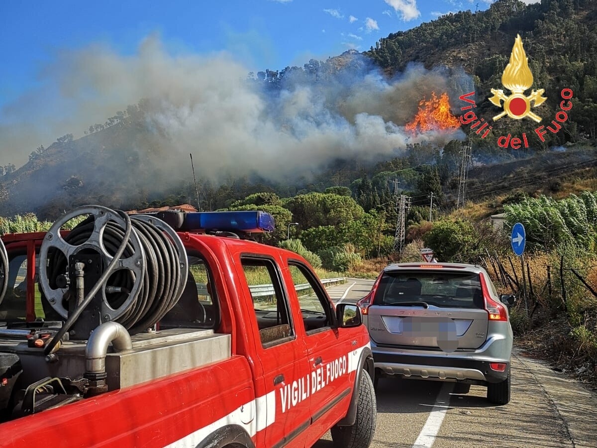 In fiamme le colline di copanello evacuate le abitazioni in azione i VVF