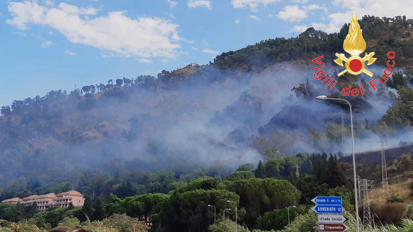 In fiamme le colline di copanello evacuate le abitazioni in azione i VVF