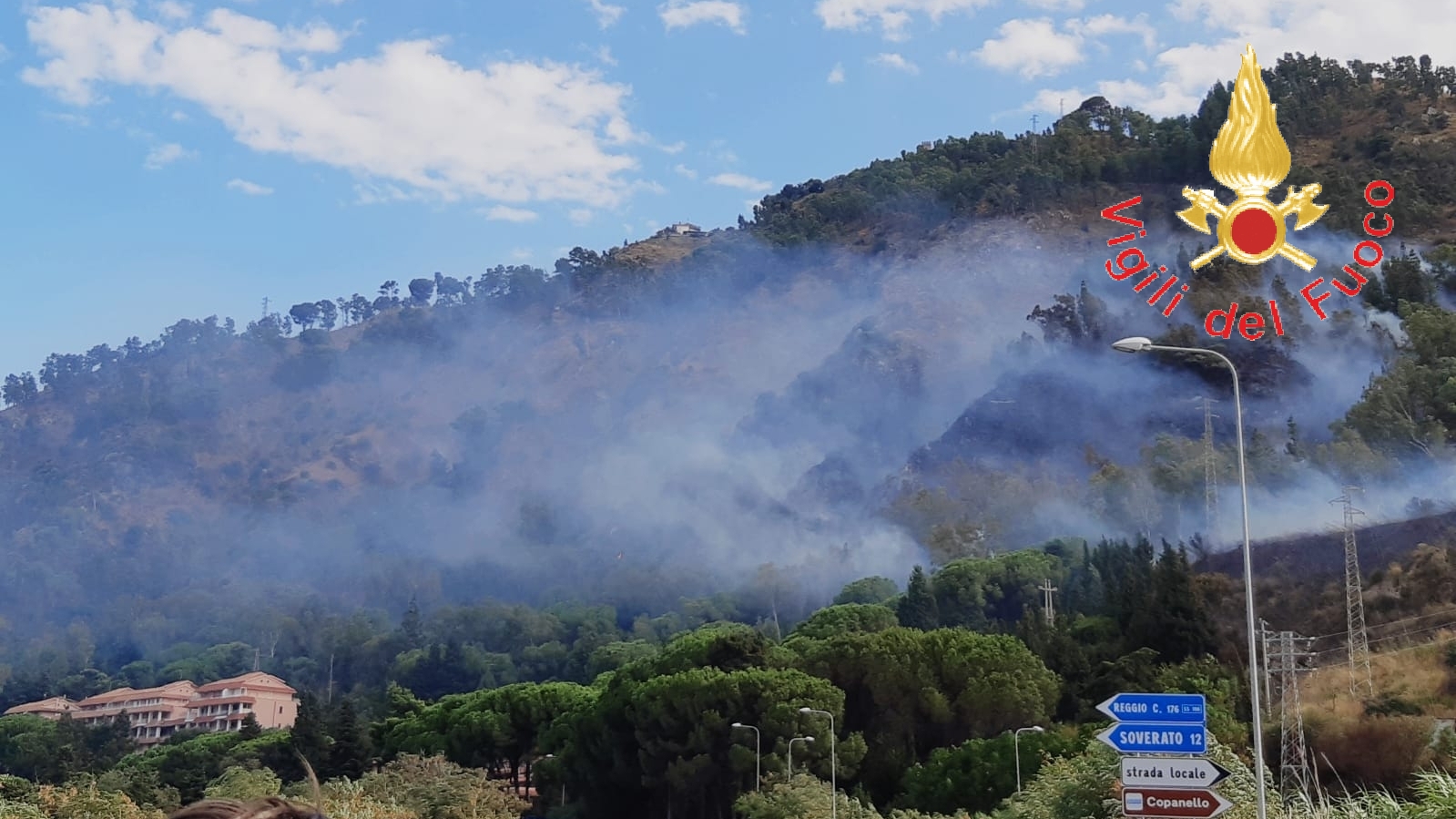 In fiamme le colline di copanello evacuate le abitazioni in azione i VVF