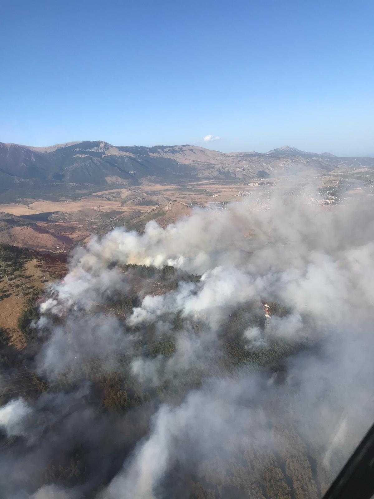 Il Parco del Pollino in fiamme, intervento con mezzi aerei dei VVF