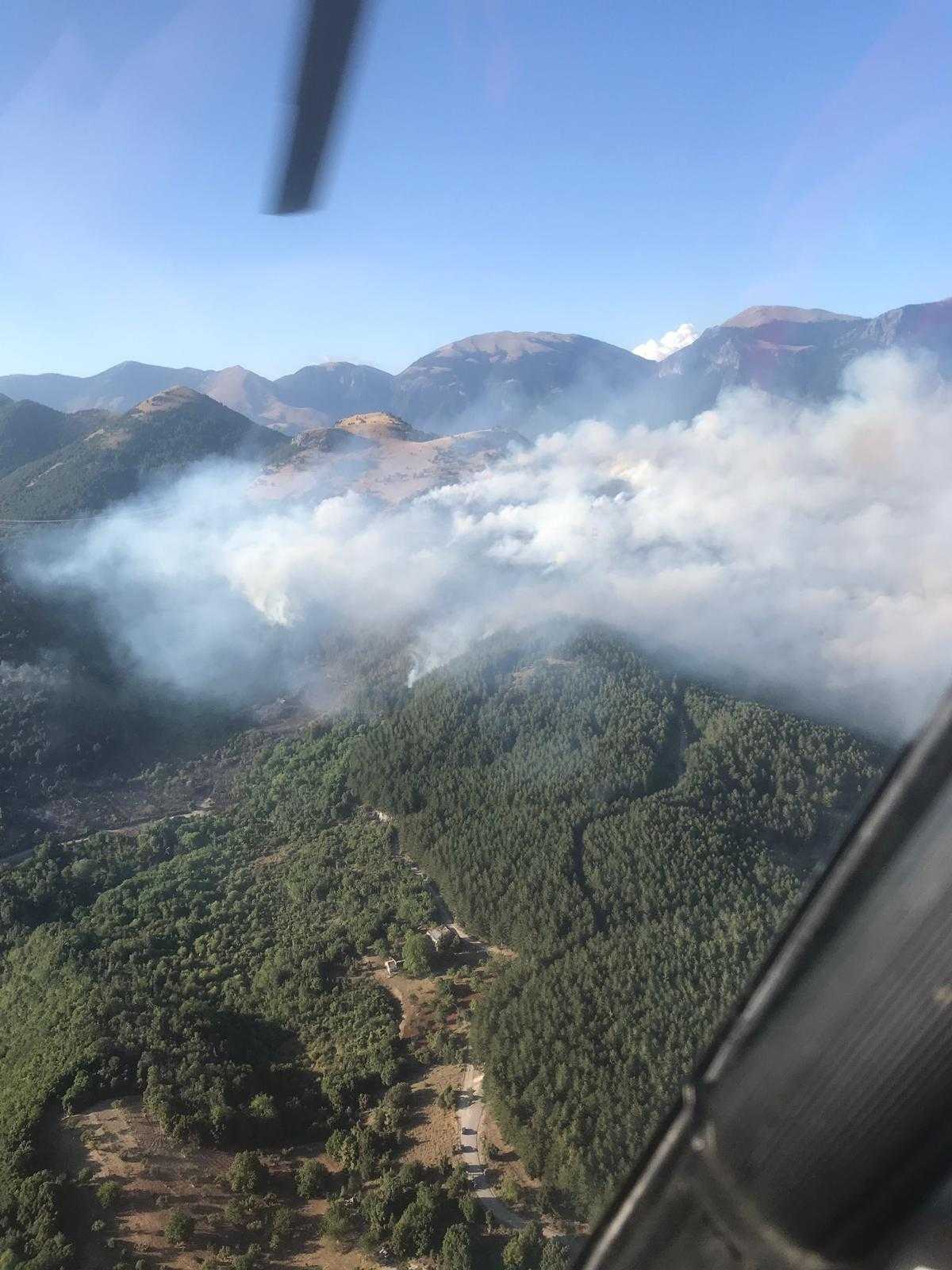 Il Parco del Pollino in fiamme, intervento con mezzi aerei dei VVF