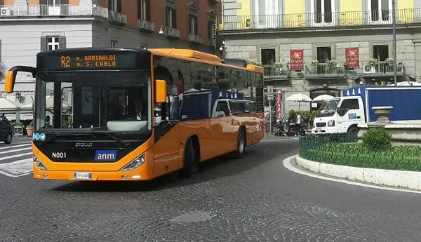 Donna incinta in preda alle doglie, controllore Anm la multa e fa scendere dal bus