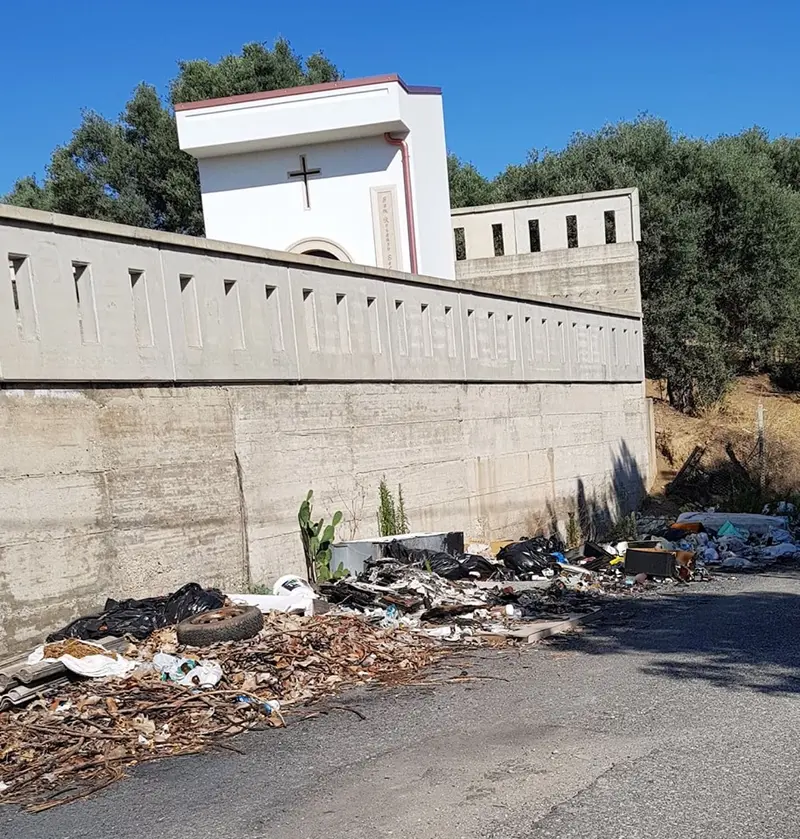 Bovalino (Rc): discarica a cielo aperto a lato del cimitero, presente anche eternit