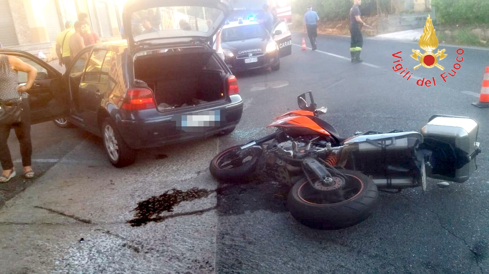 Incidente stradale. Badolato, SS106 scontro tra auto e moto, intervento dei VVF e Suem 118