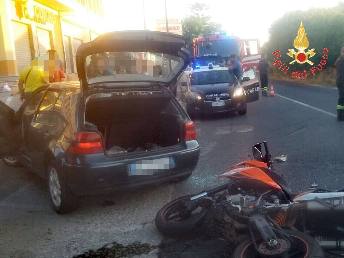 Incidente stradale. Badolato, SS106 scontro tra auto e moto, intervento dei VVF e Suem 118