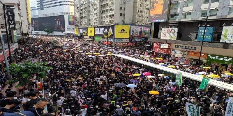 Hong Kong: di nuovo migliaia di manifestanti per le strade della città