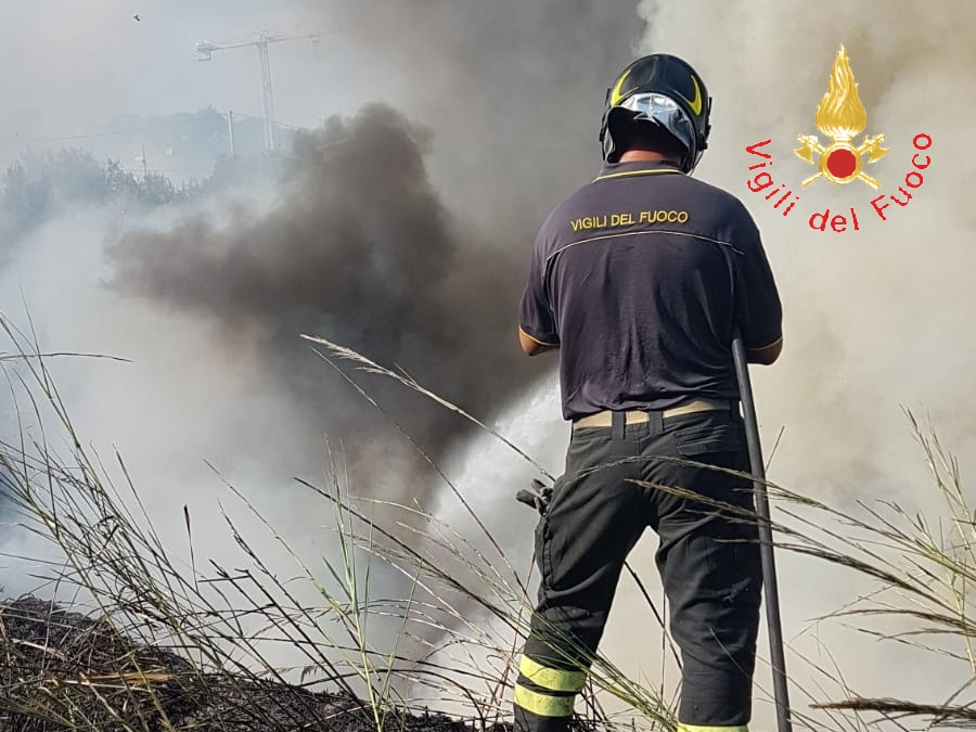 Rogo sulle colline di Catanzaro, SS280 chiusa al traffico, sul posto i VVF