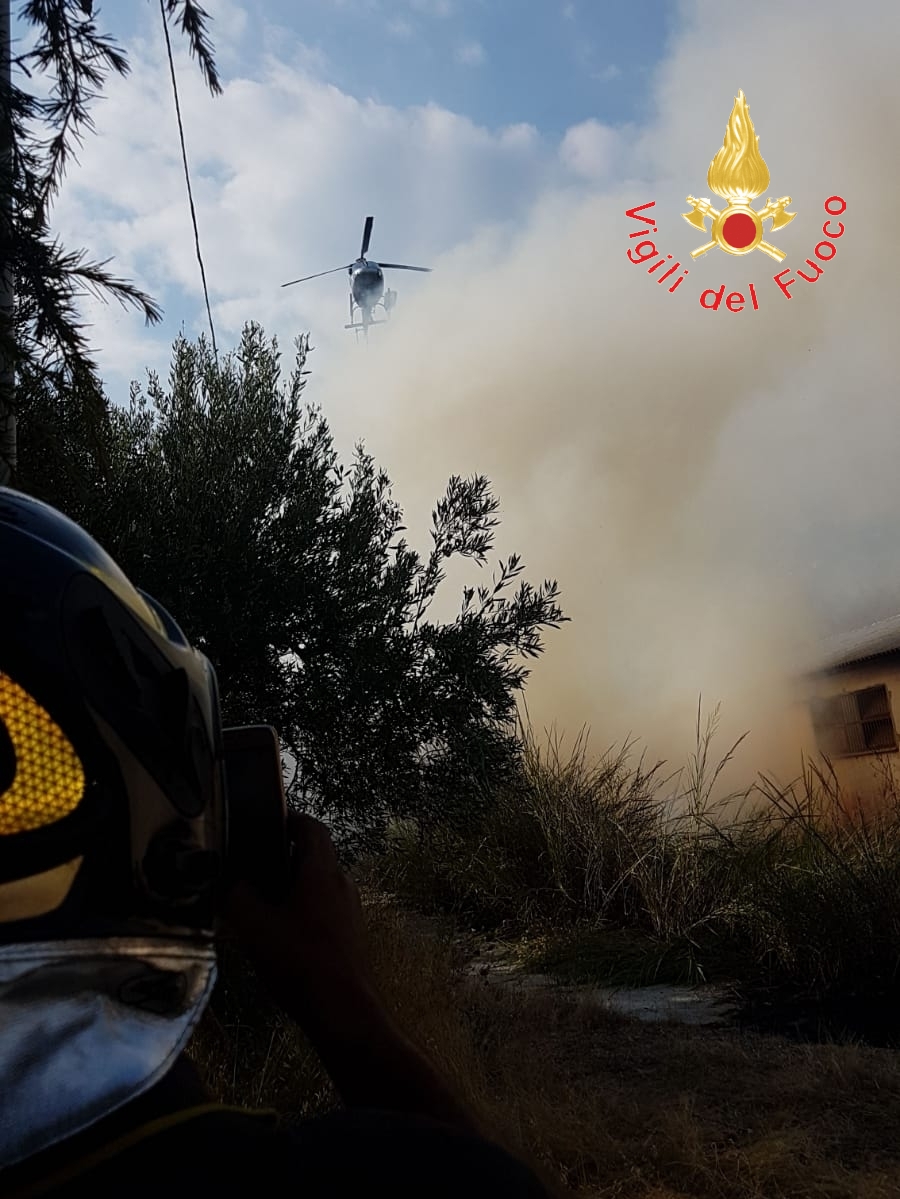 Rogo sulle colline di Catanzaro, SS280 chiusa al traffico, sul posto i VVF