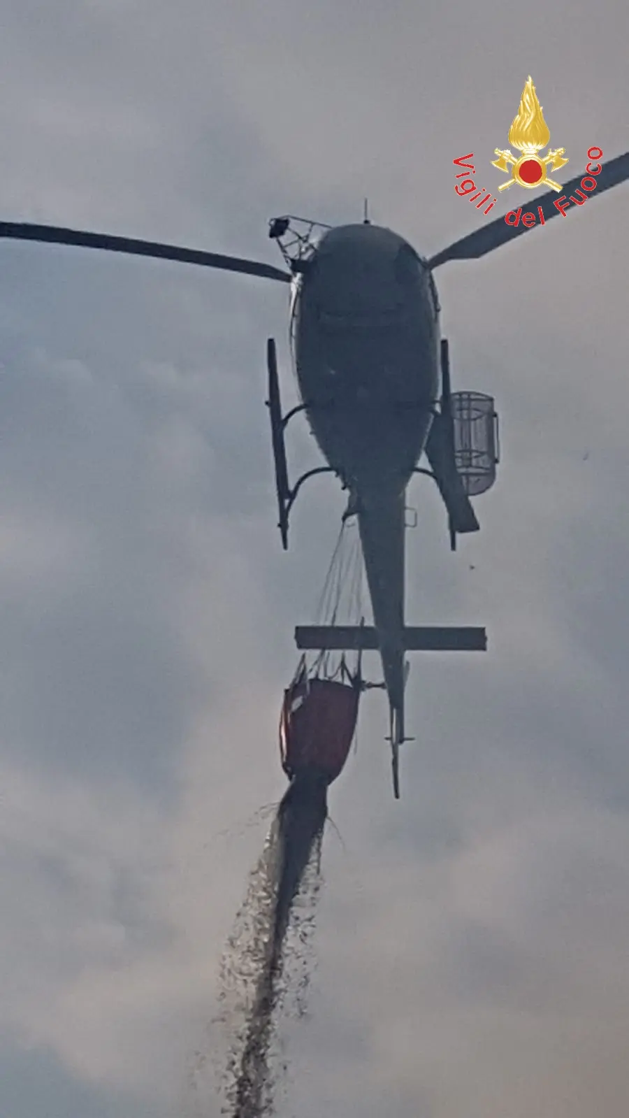 Rogo sulle colline di Catanzaro, SS280 chiusa al traffico, sul posto i VVF