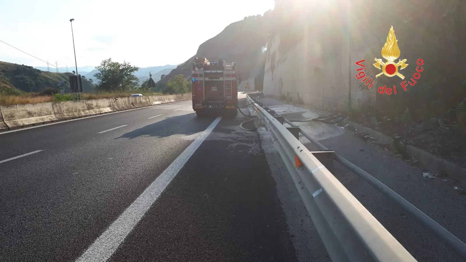 Rogo sulle colline di Catanzaro, SS280 chiusa al traffico, sul posto i VVF