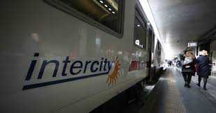 Violenza sul treno intercity Livorno-Milano, capotreno aggredito da un turista