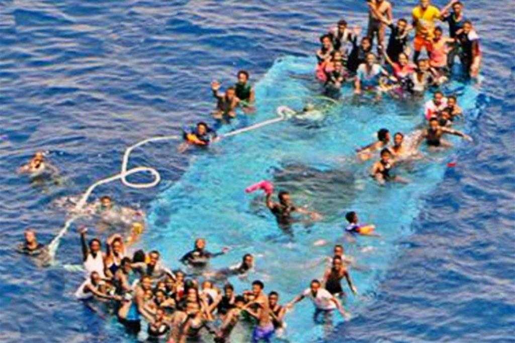 Nuova tragedia nel mediterraneo: capovolto barcone con a bordo più di 100 persone