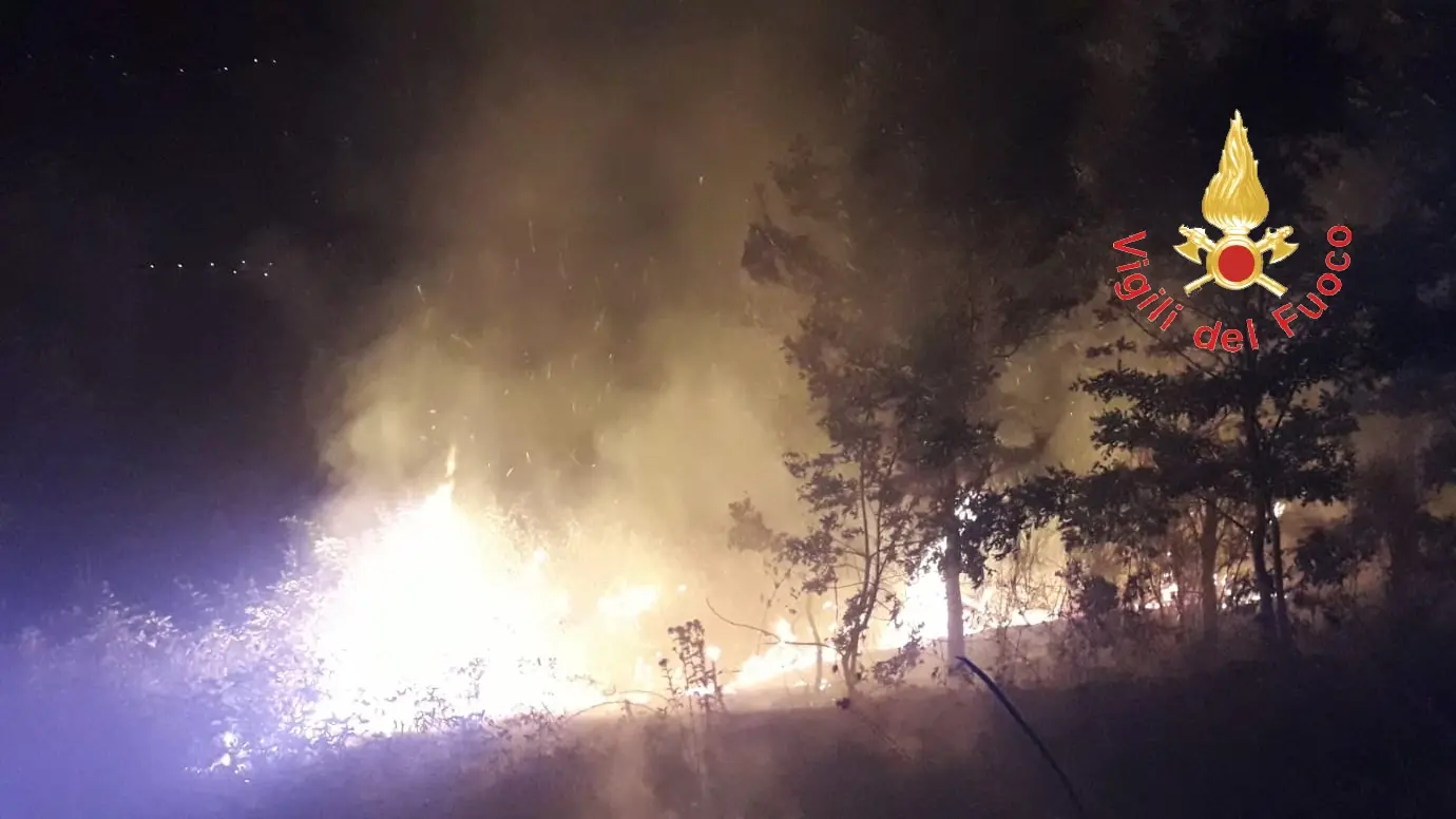 Notte d'inferno per i VVF nel Lametino e nella Presila Catanzarese (Foto)