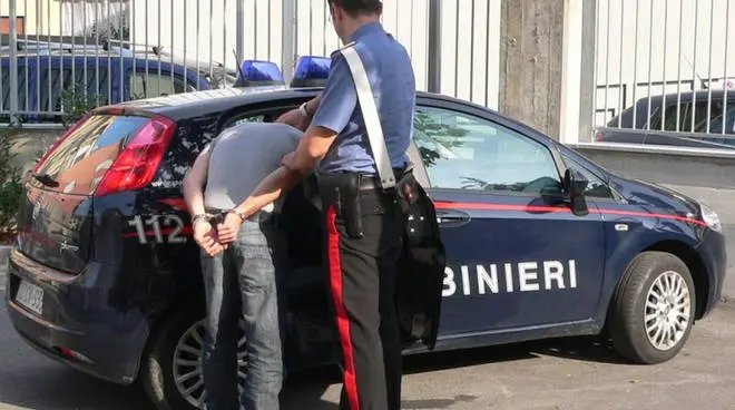 Catanzaro. Arrestato latitante in vacanza con i familiari, tentato fuga