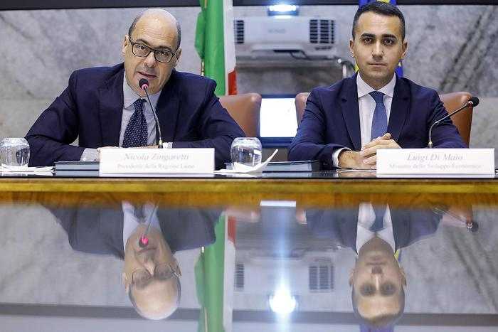 Governo: vertice M5s-Pd, è scontro su Conte. Grillo accelera, ma Zingaretti chiede discontinuità