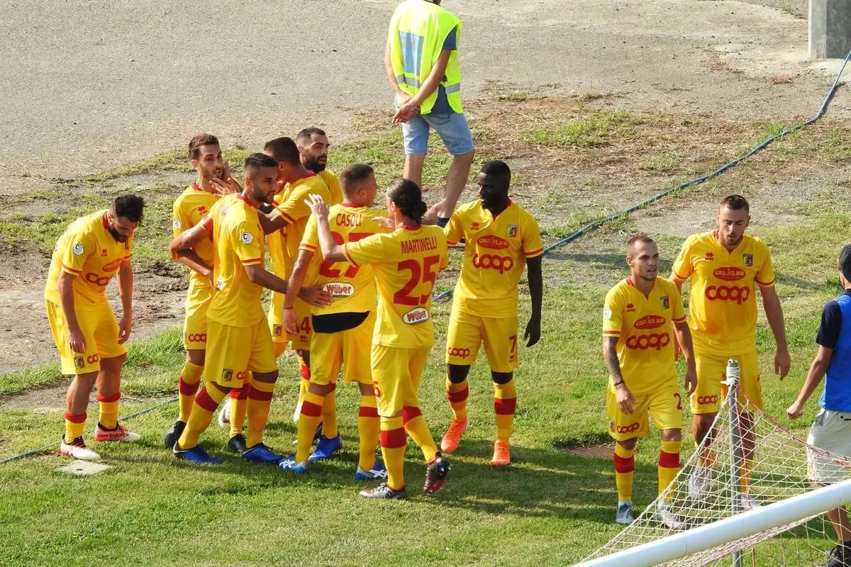 Calcio Serie C: Catanzaro-Teramo 2-1, decidono Nicastro e Kanoute nel primo tempo (con highlights)