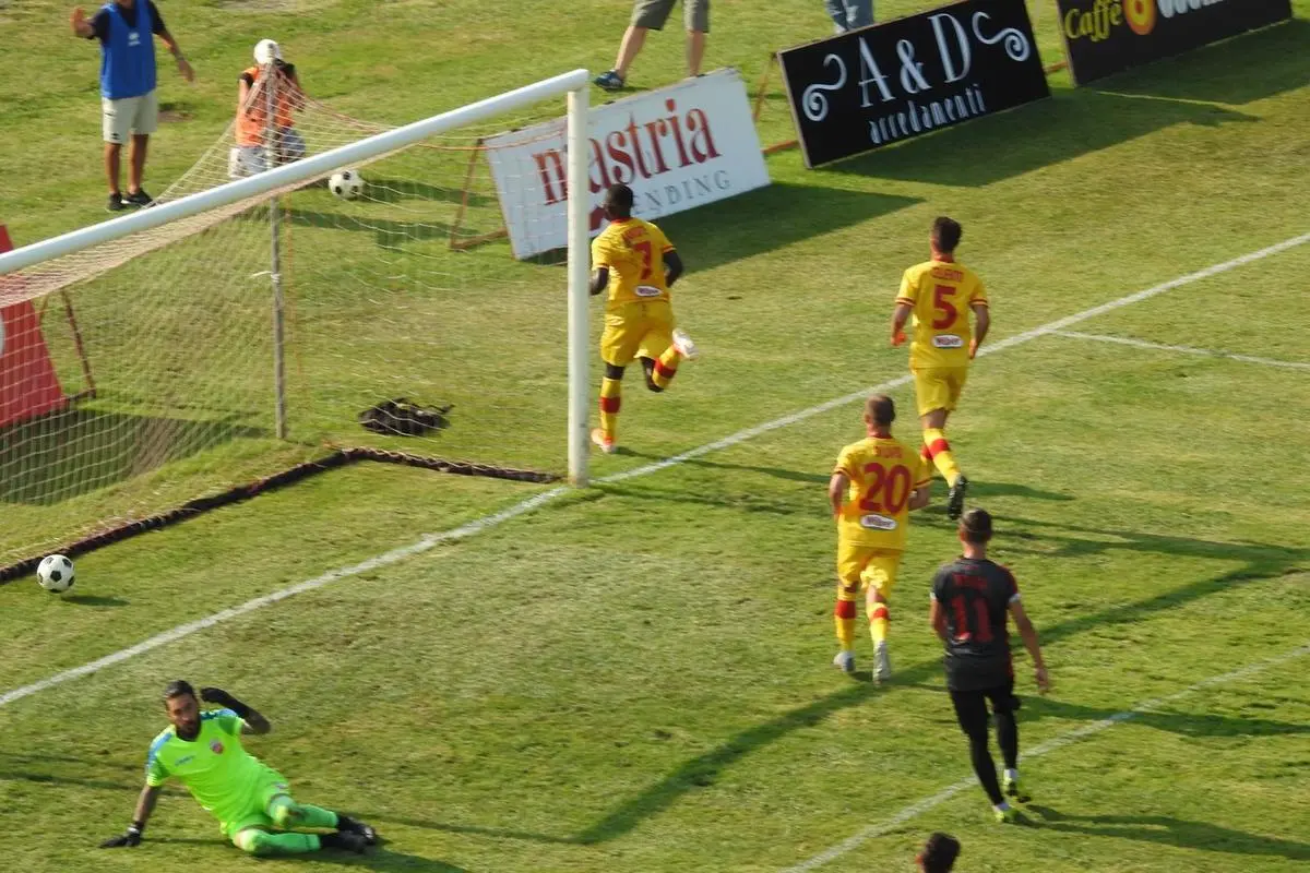 Calcio Serie C: Catanzaro-Teramo 2-1, decidono Nicastro e Kanoute nel primo tempo (con highlights)