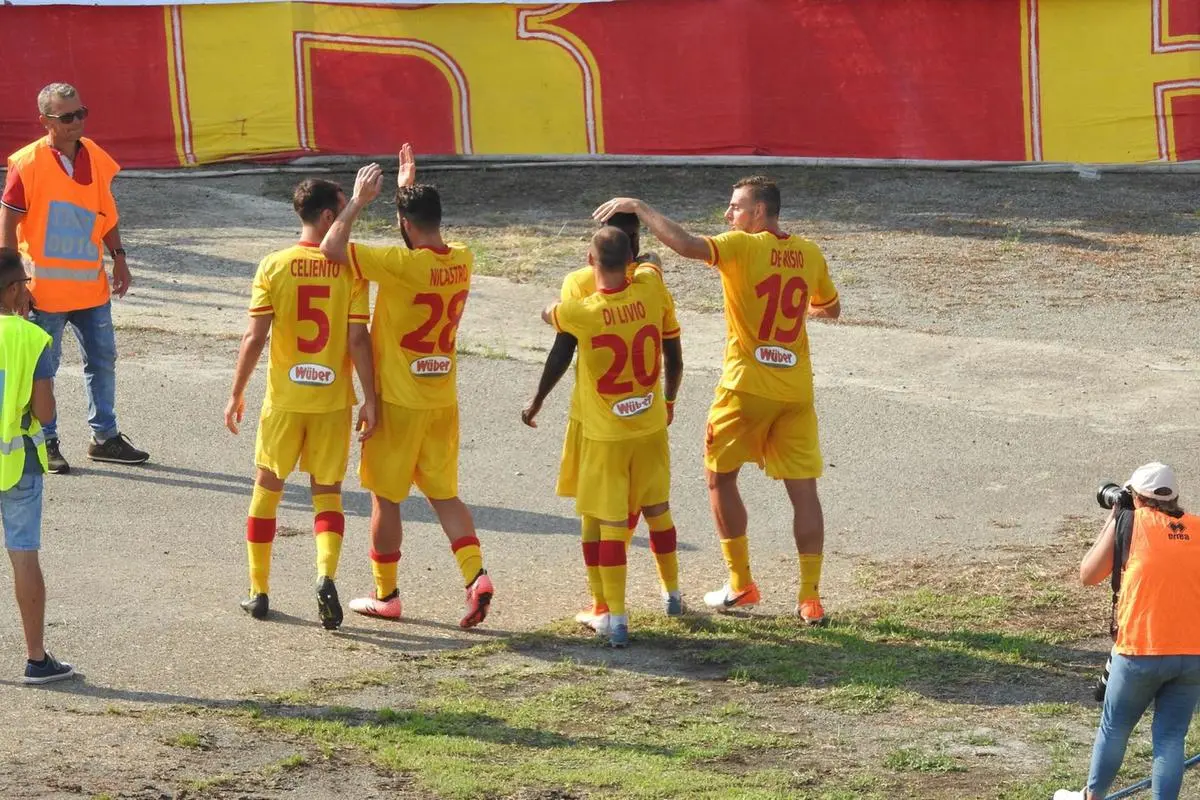 Calcio Serie C: Catanzaro-Teramo 2-1, decidono Nicastro e Kanoute nel primo tempo (con highlights)