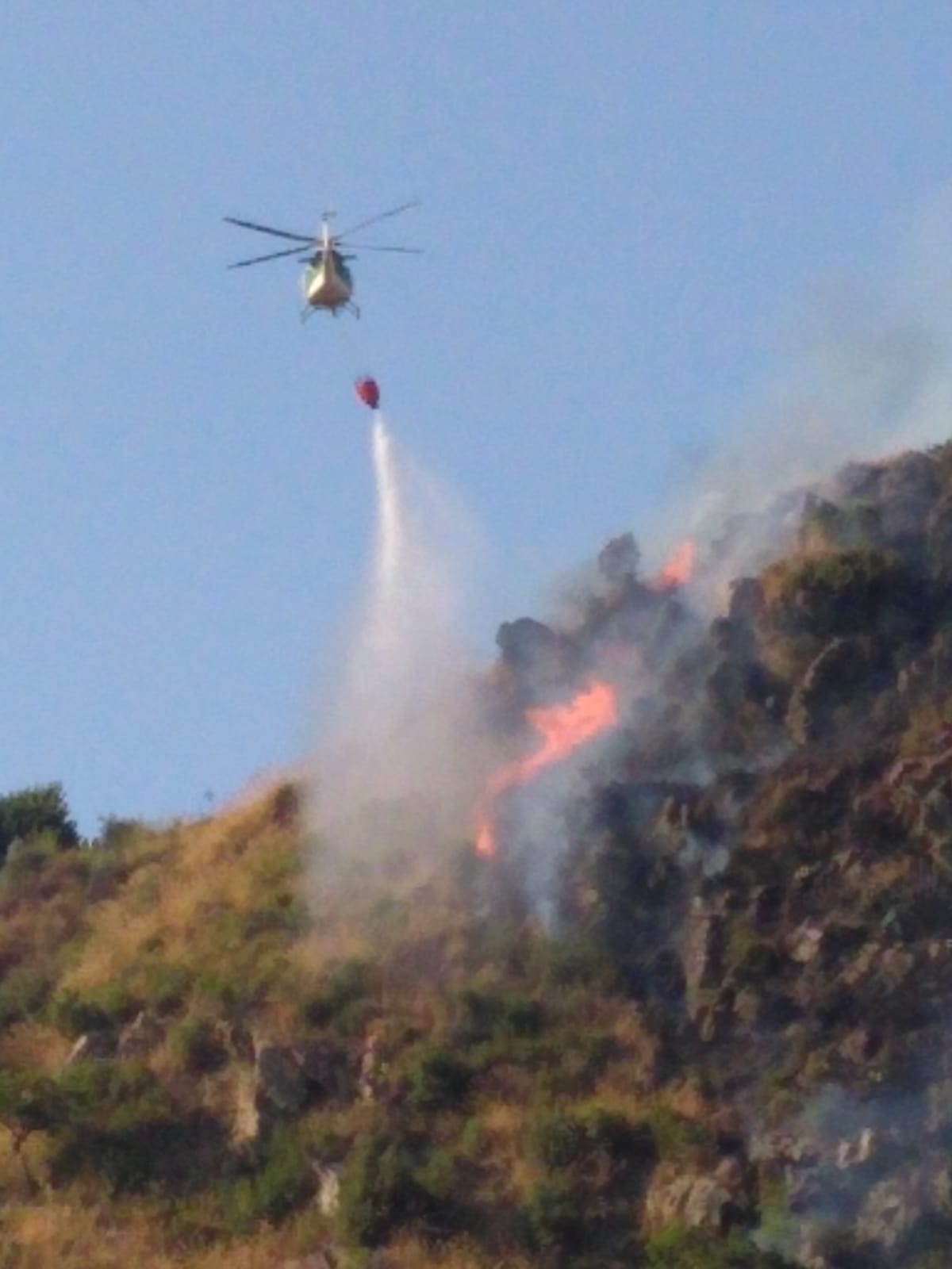Gimigliano (CZ): Fiamme vicino centro abitato, sul posto i VVF volontari Diavoli Rossi