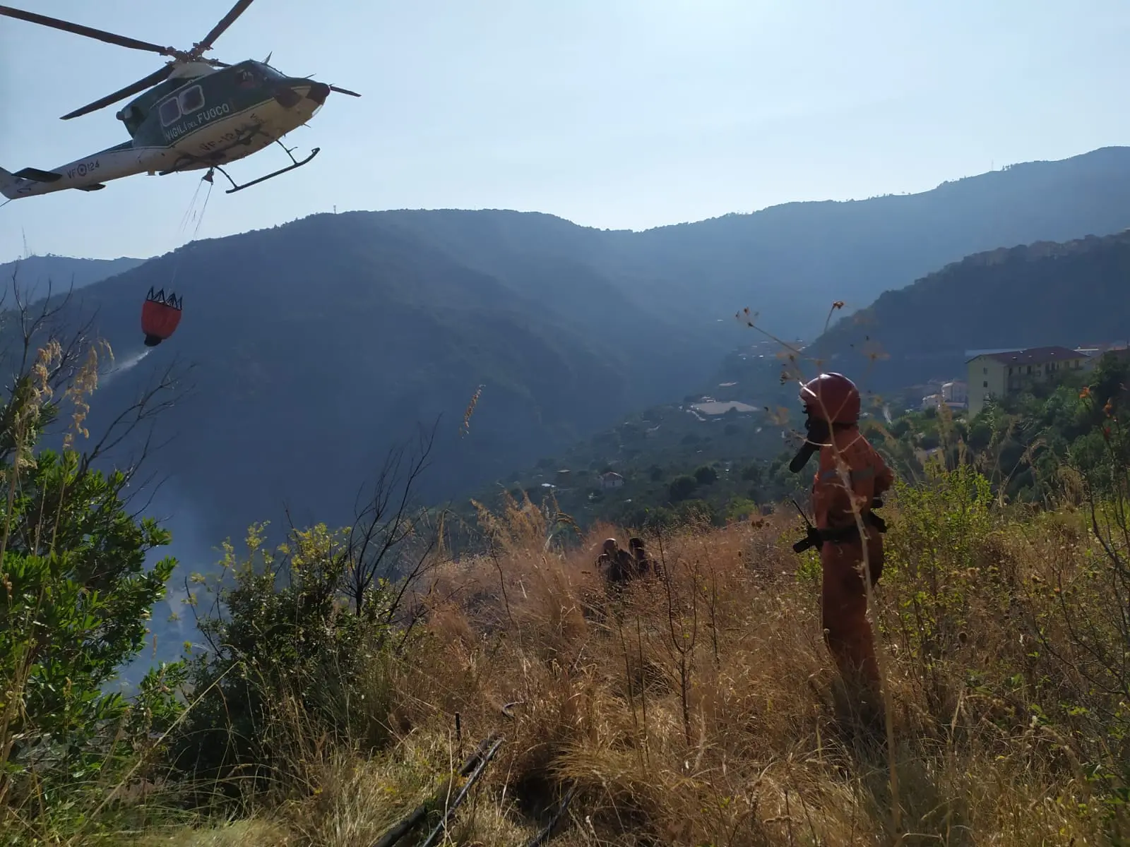 Gimigliano (CZ): Fiamme vicino centro abitato, sul posto i VVF volontari Diavoli Rossi