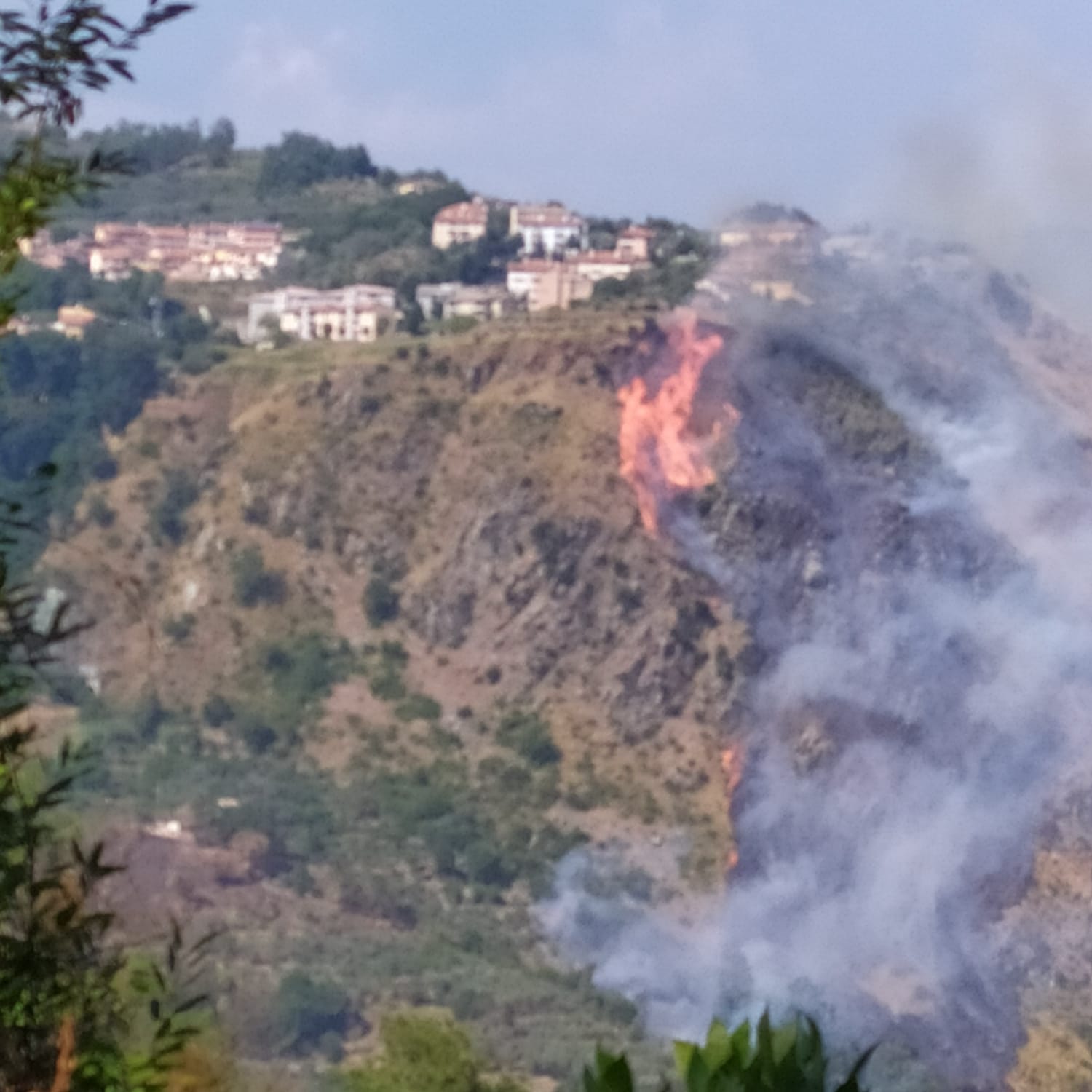 Gimigliano (CZ): Fiamme vicino centro abitato, sul posto i VVF volontari Diavoli Rossi