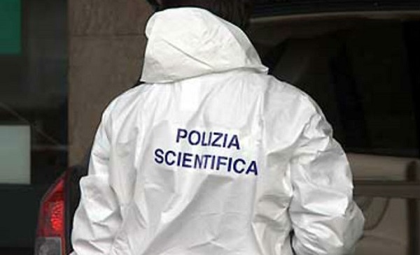 Arezzo, donna trovata morta in casa: ferita alla testa e forse strangolata